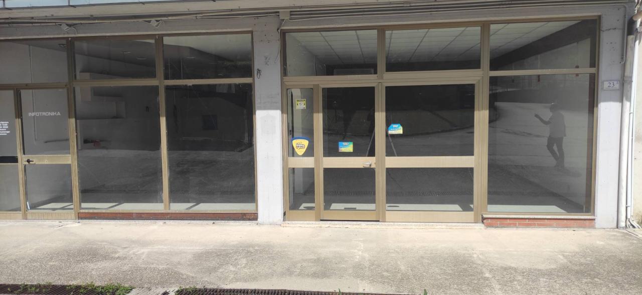 Rent Locale commerciale, Vacri foto