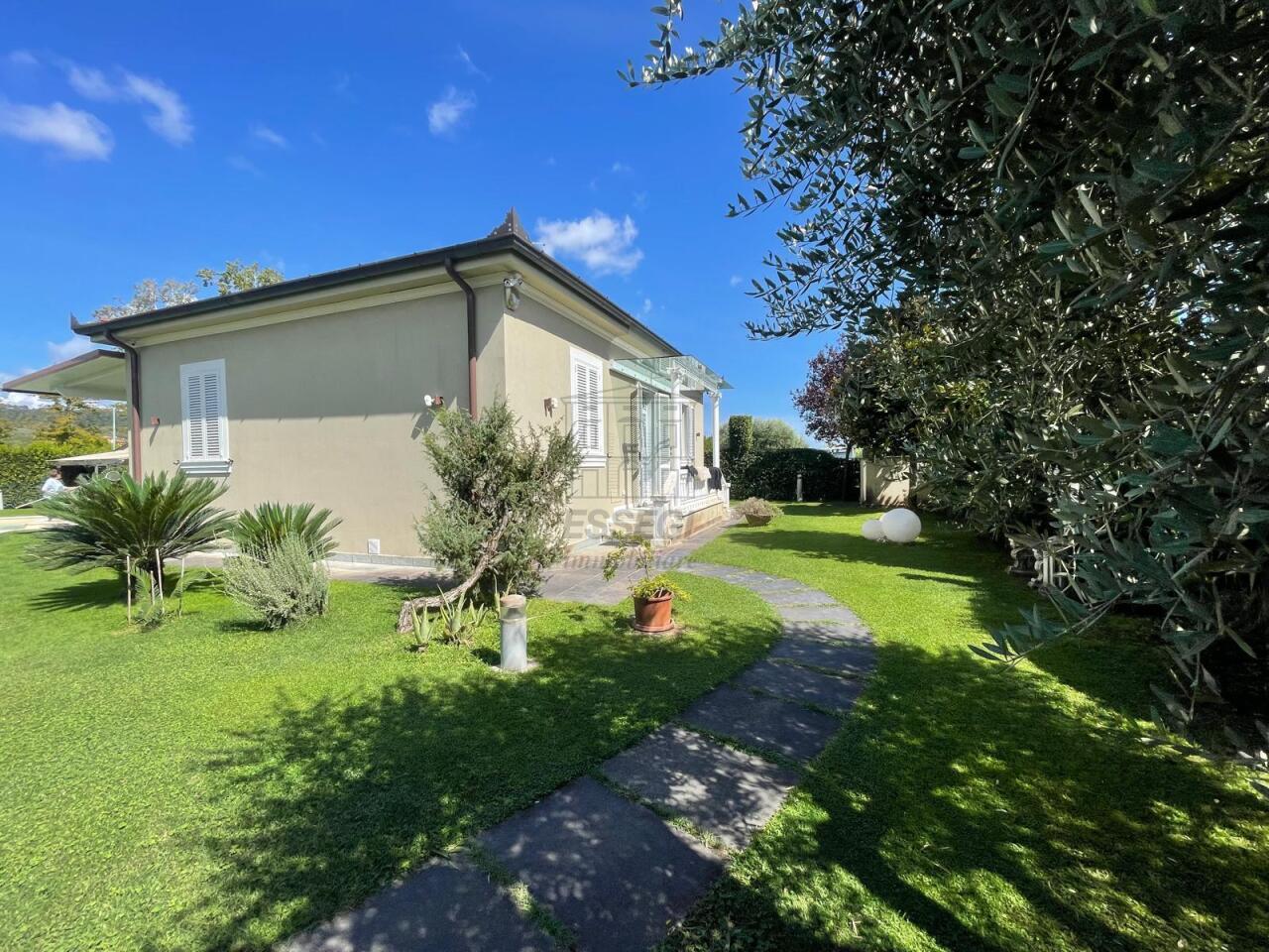 Vendita Esavani, Lucca foto