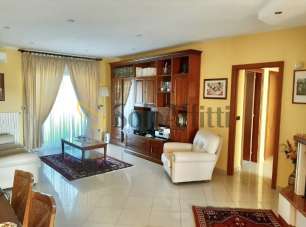 Rent Four rooms, Valenzano