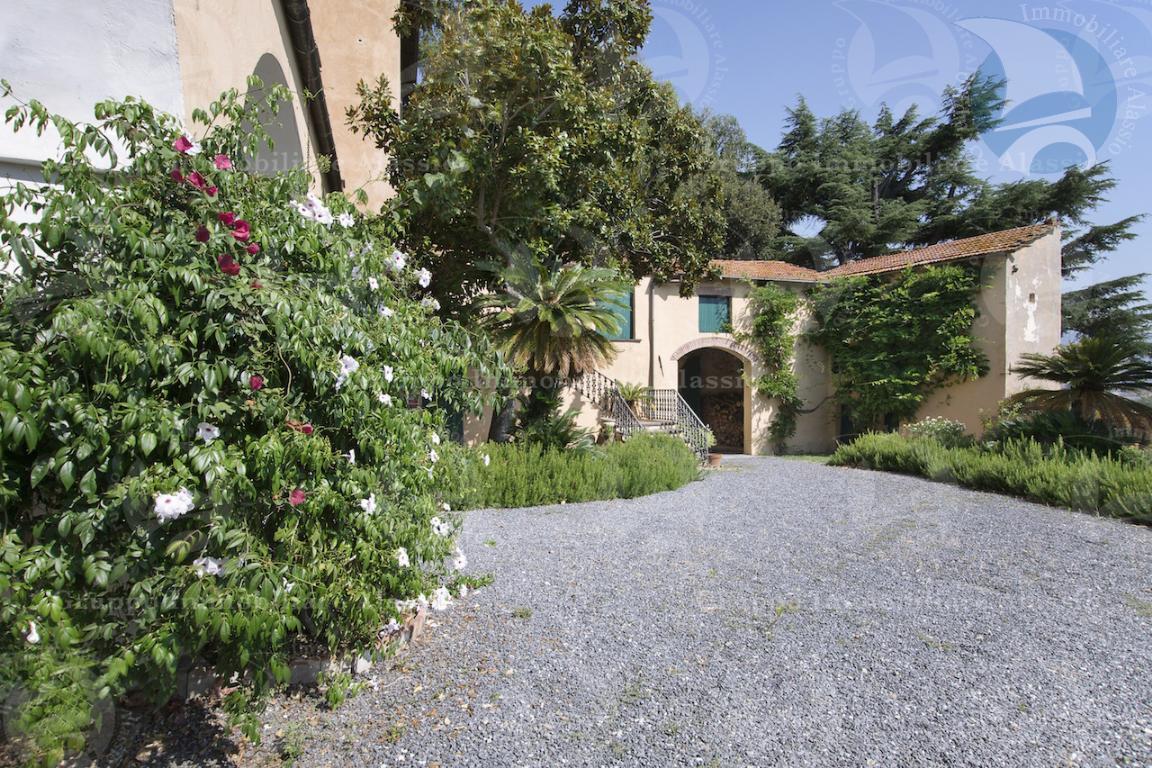 Sale Garage and parking spaces, Albenga foto