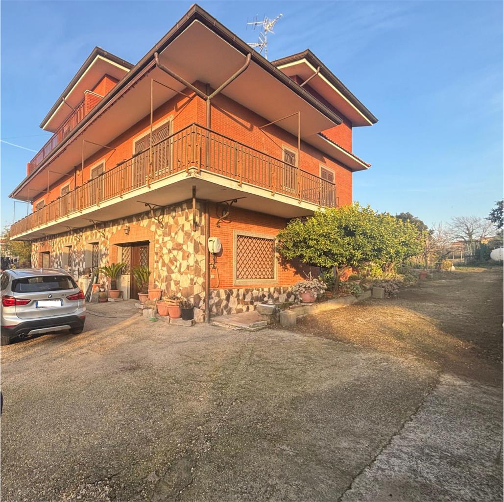 casa indipendente in vendita a Roma in zona Finocchio