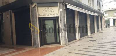 Affitto 4 vetrine, Legnago