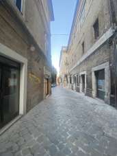 Mieten 1 vetrina, Macerata