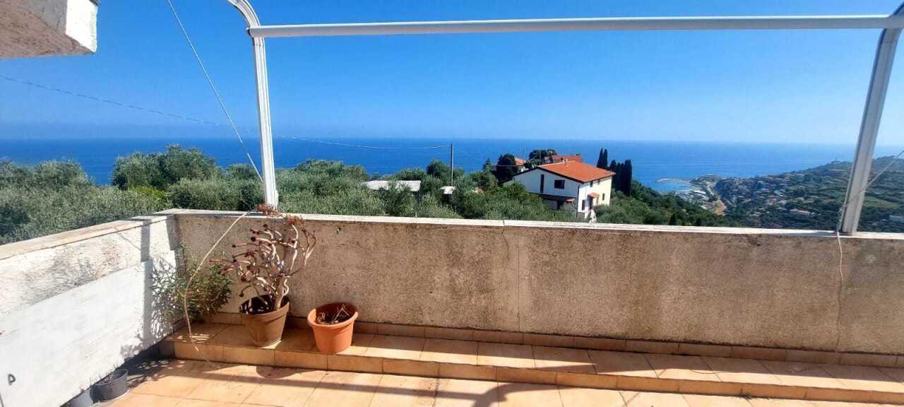 appartamento in vendita ad Imperia in zona Poggi
