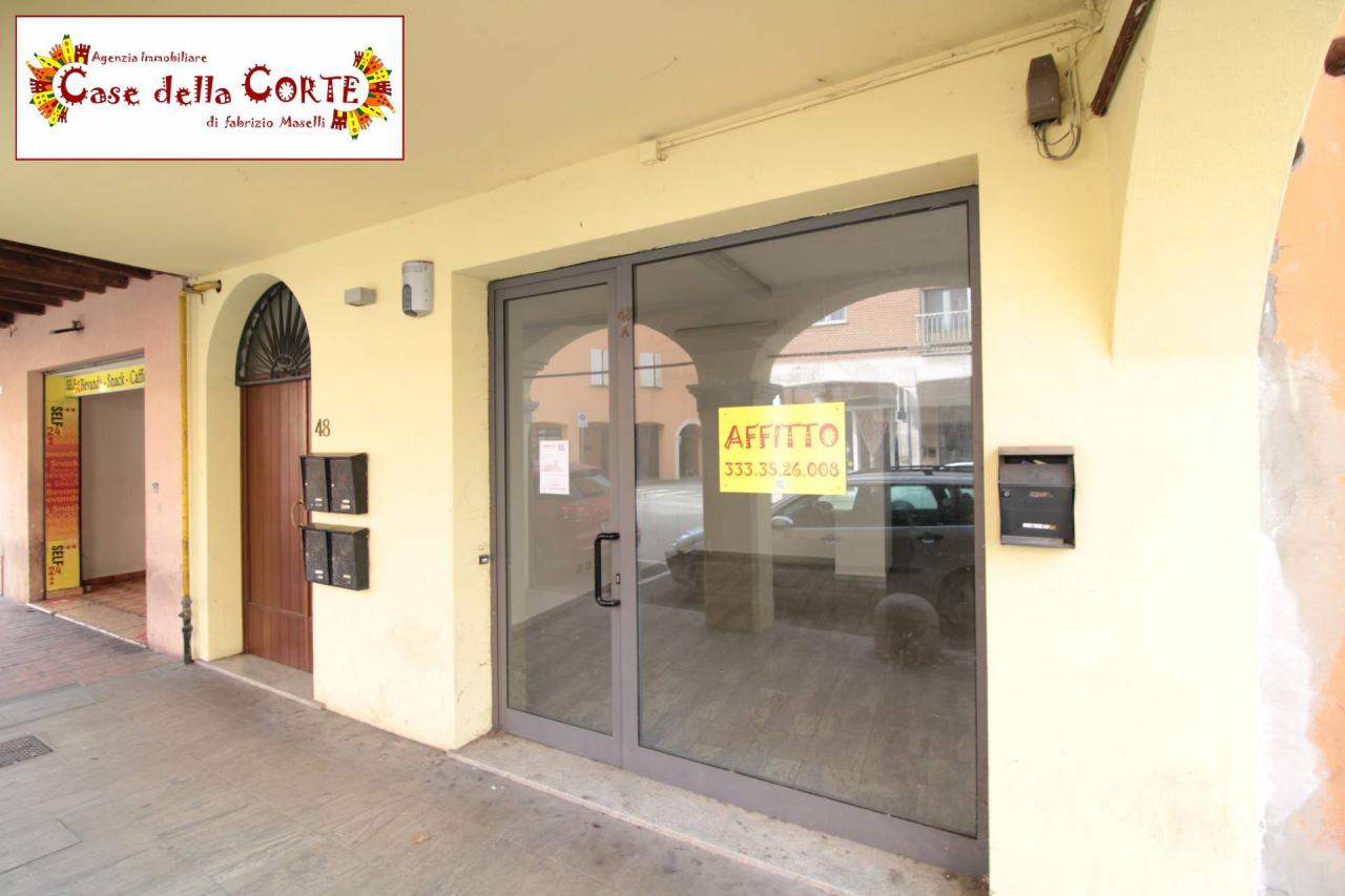 Affitto Negozio, Cento foto