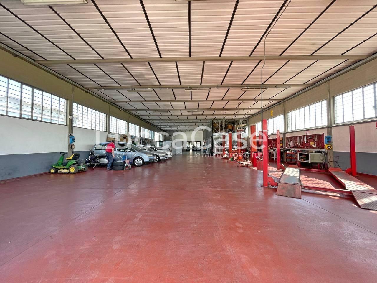 Vendita Capannone, Lucca foto