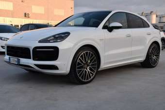 PORSCHE Cayenne Elettrica/Benzina 2022 usata, Brindisi