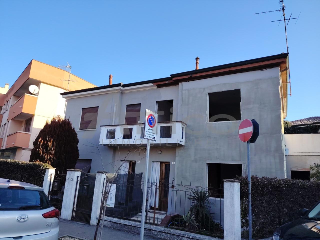casa indipendente in vendita a Rovigo in zona Commenda