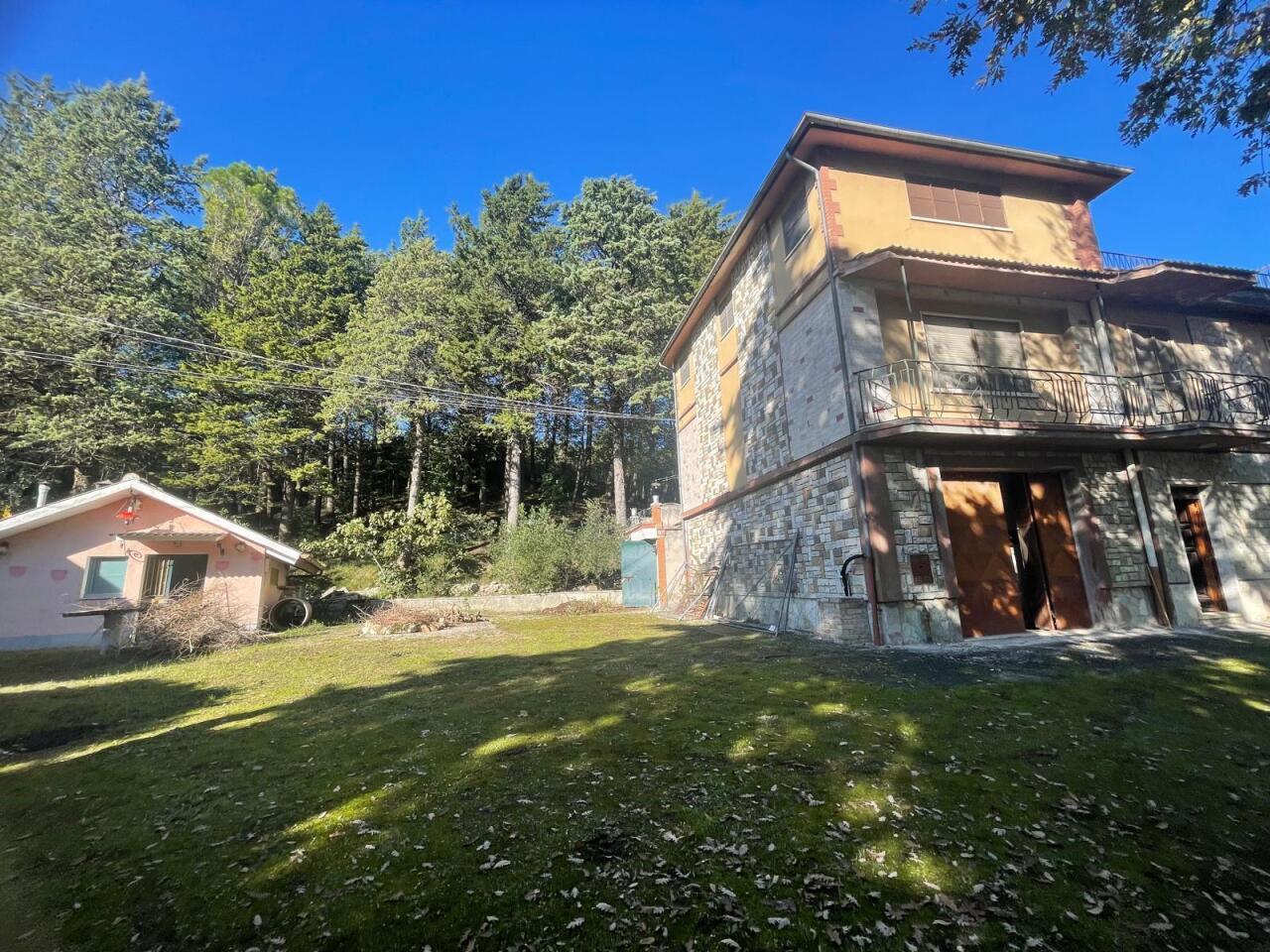 casa indipendente in vendita a Serra San Quirico