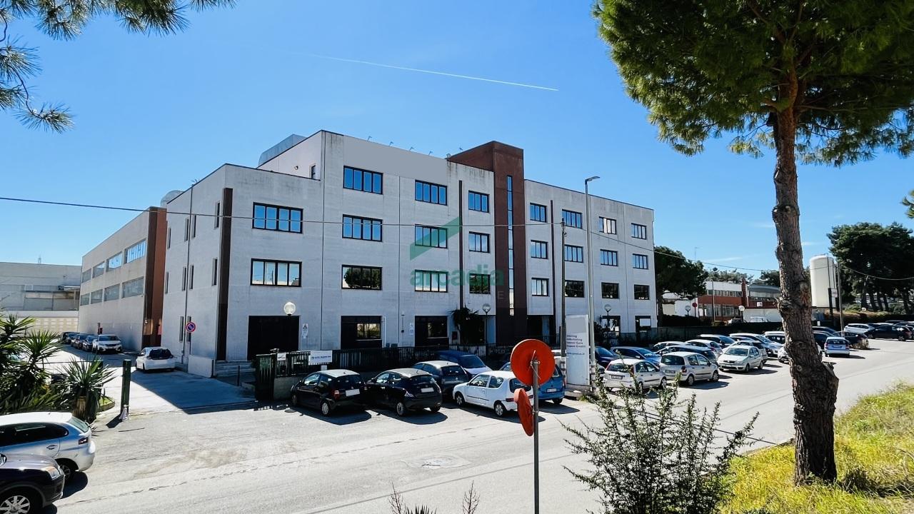 ufficio in vendita a Bari in zona Zona Industriale