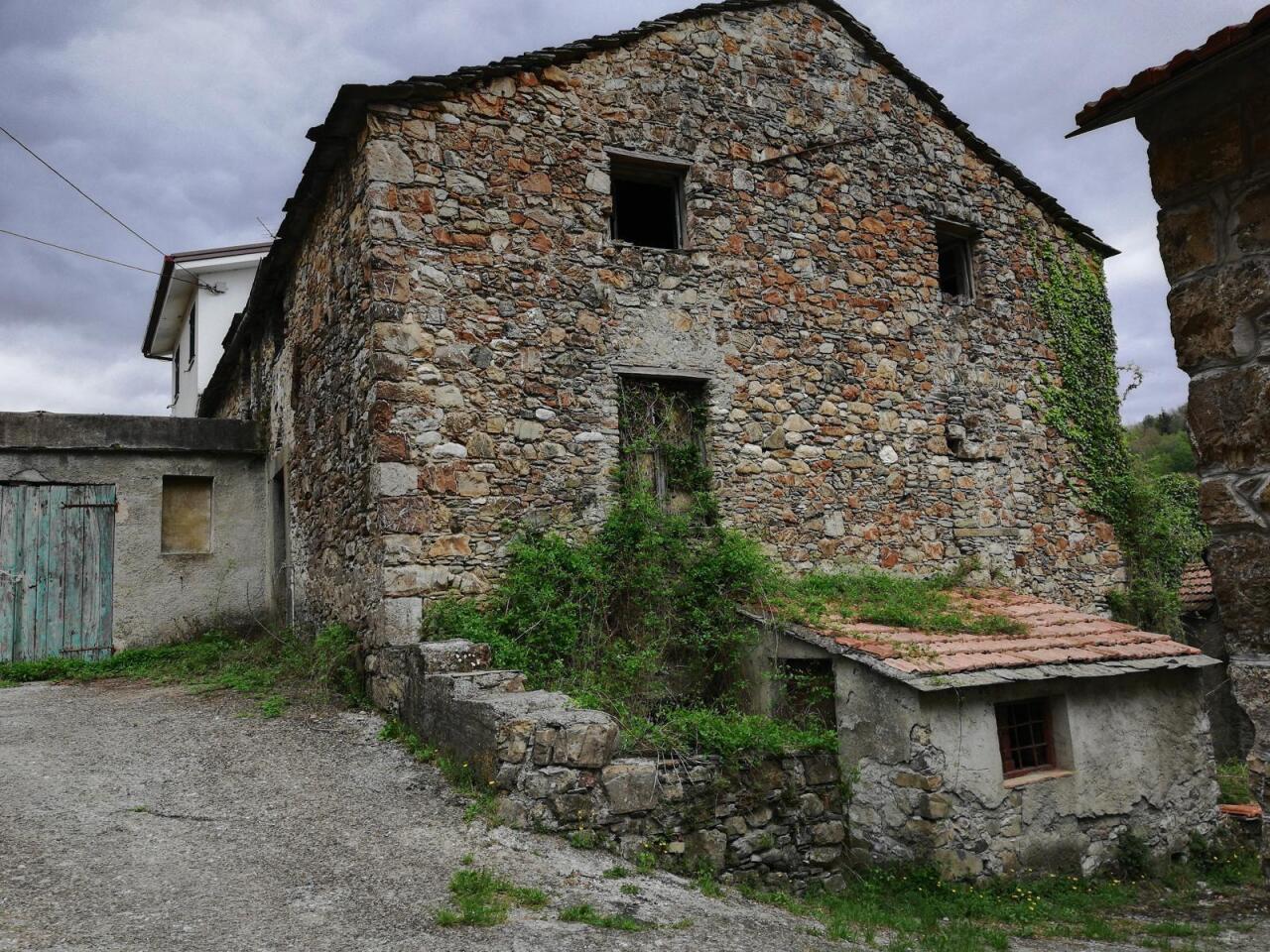 casale in vendita a Varese Ligure